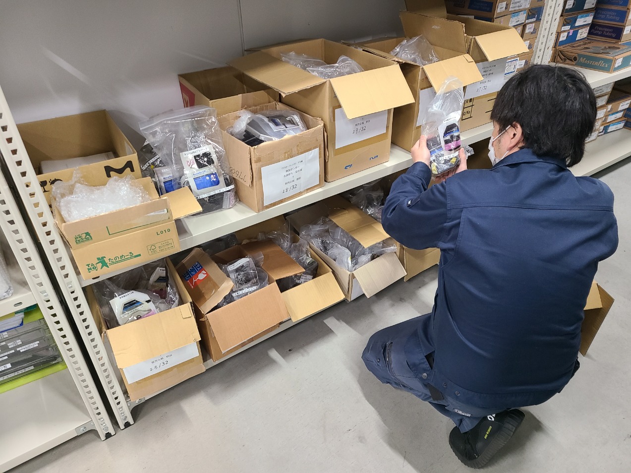 倉庫での検品風景