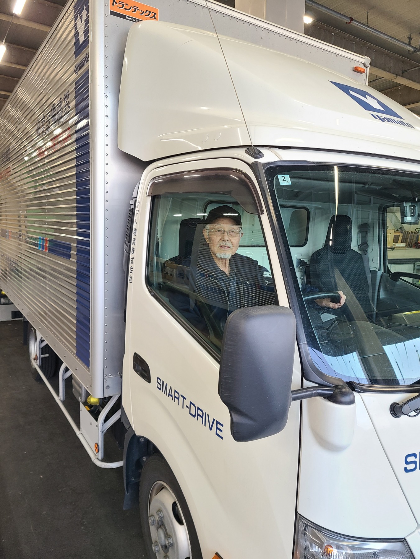 トラックを運転している風景