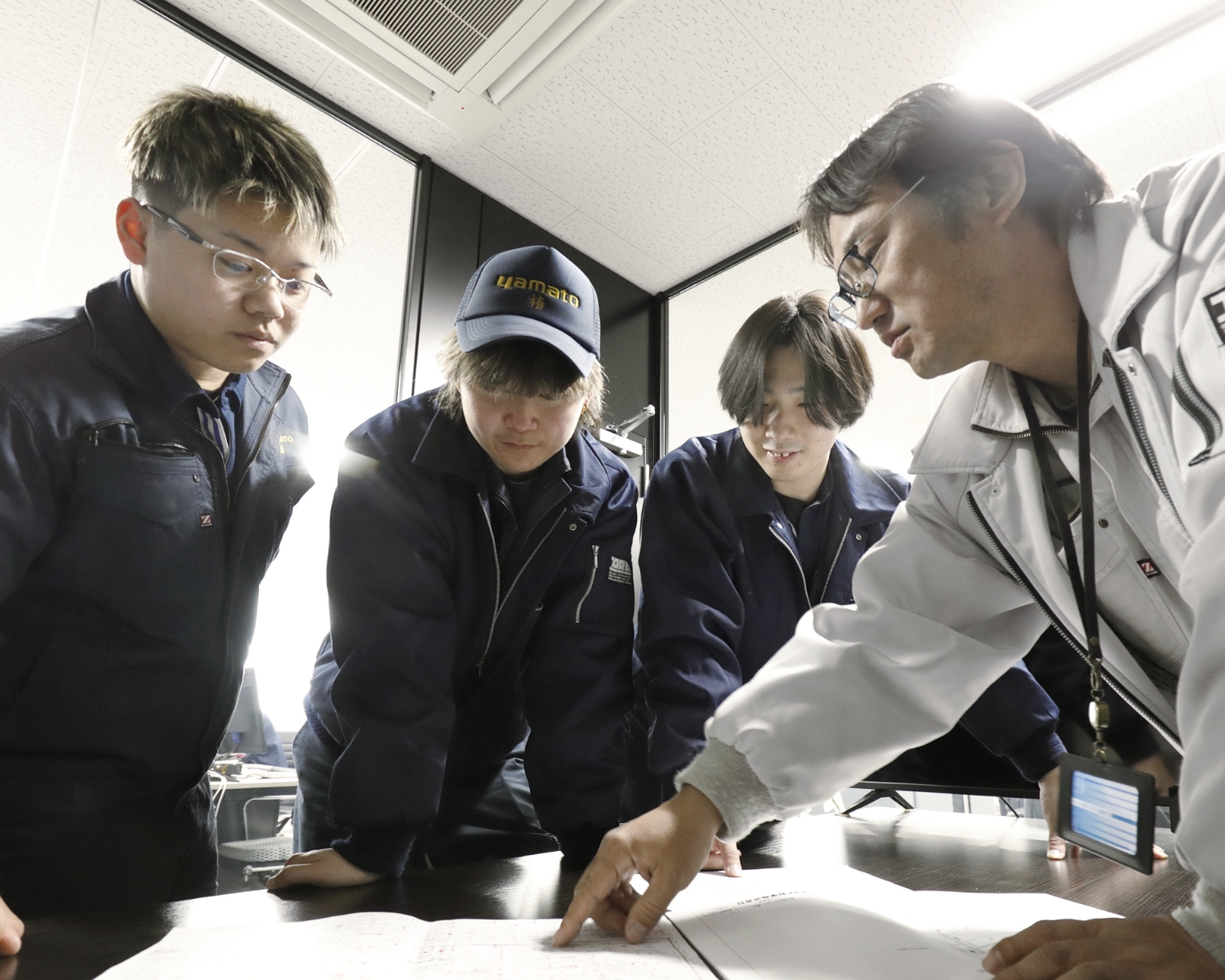 4人でのミーティング風景