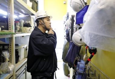 ヘルメット装着シーン