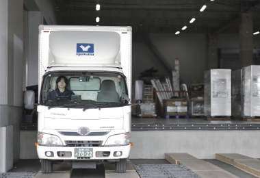 トラック運転シーン